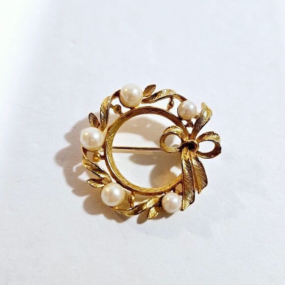 Vintage M. Jent Signed Brushed Gold Faux Pearl Bow Circular Wreath Brooch Pin - Picture 2 of 10